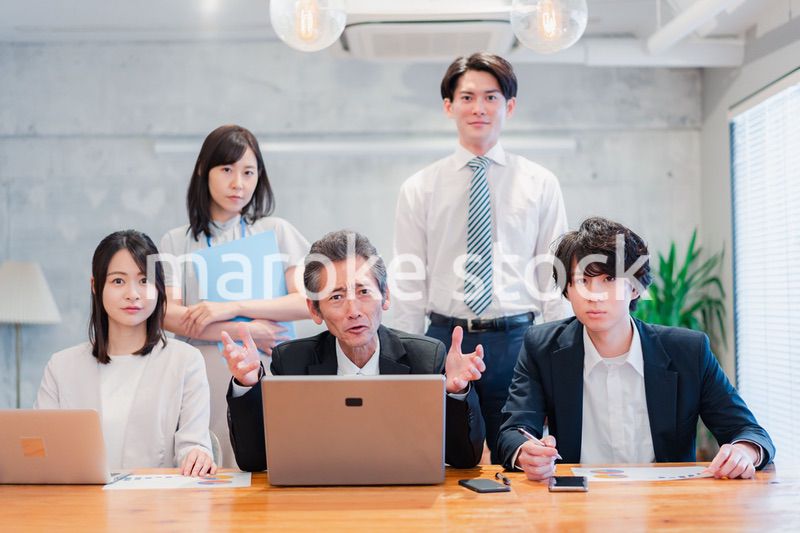 オフィスで楽しく働くビジネスパーソン