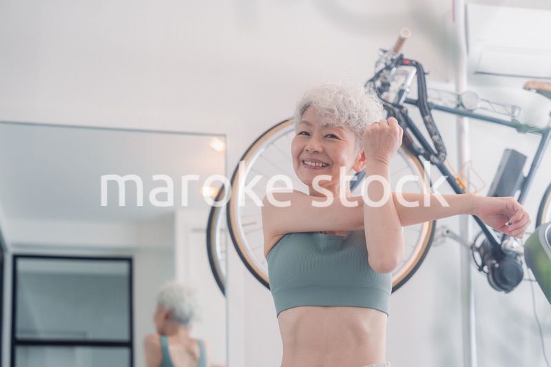 ジムで鍛えるシニアの女性