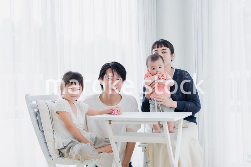 子どもたちと遊ぶファミリー