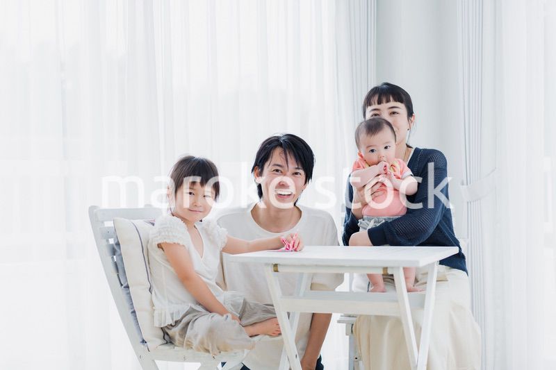 子どもたちと遊ぶファミリー