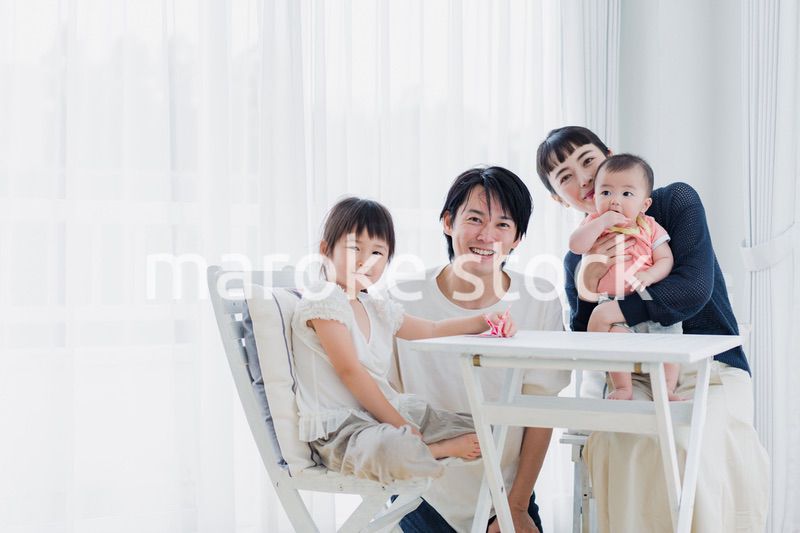 子どもたちと遊ぶファミリー