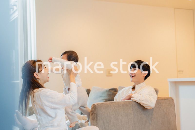 赤ちゃんと高い高いをして遊ぶファミリー