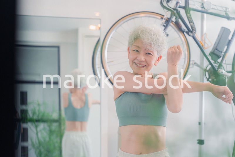 ジムで鍛えるシニアの女性