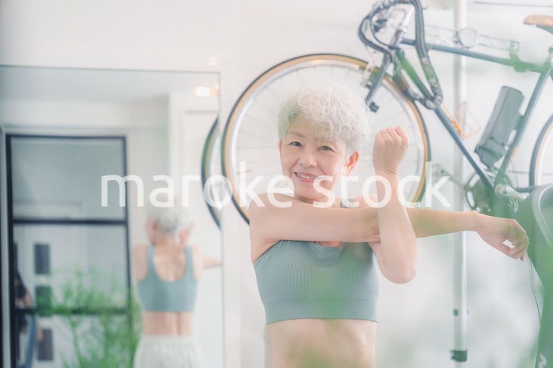 ジムで鍛えるシニアの女性