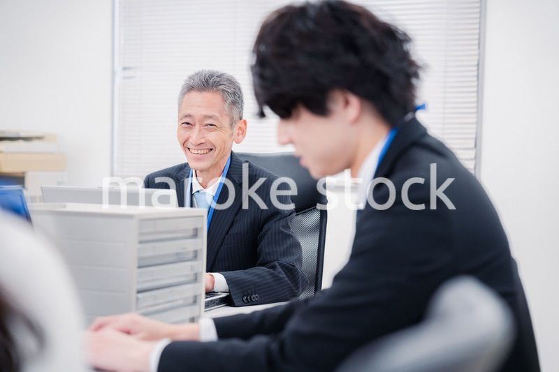 オフィスで働くミドルマネジメントの男性