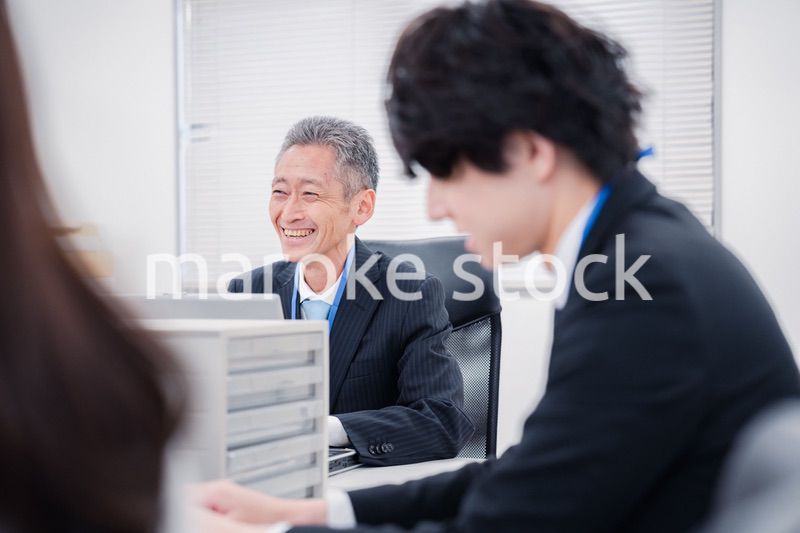 オフィスで働くミドルマネジメントの男性