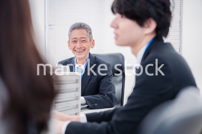 オフィスで働くミドルマネジメントの男性
