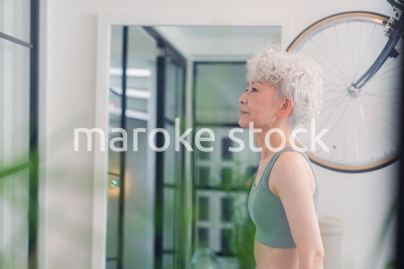 ジムで鍛えるシニアの女性