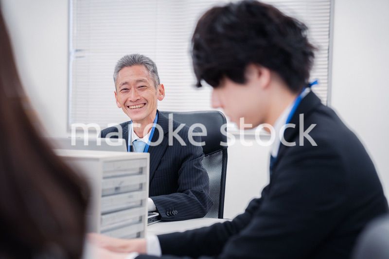 オフィスで働くミドルマネジメントの男性