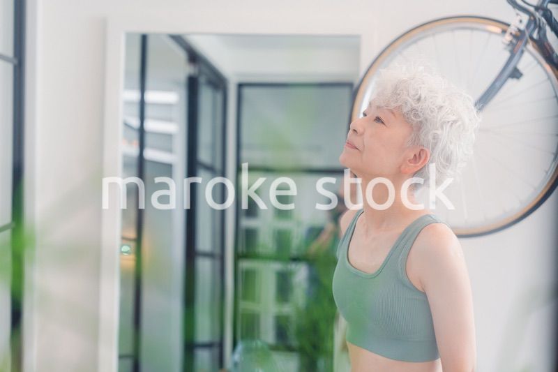 ジムで鍛えるシニアの女性