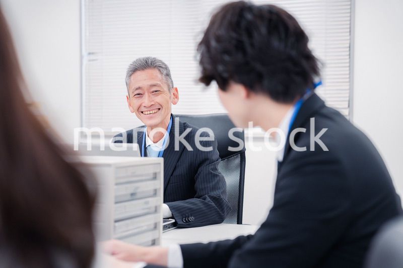 オフィスで働くミドルマネジメントの男性