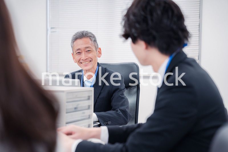 オフィスで働くミドルマネジメントの男性