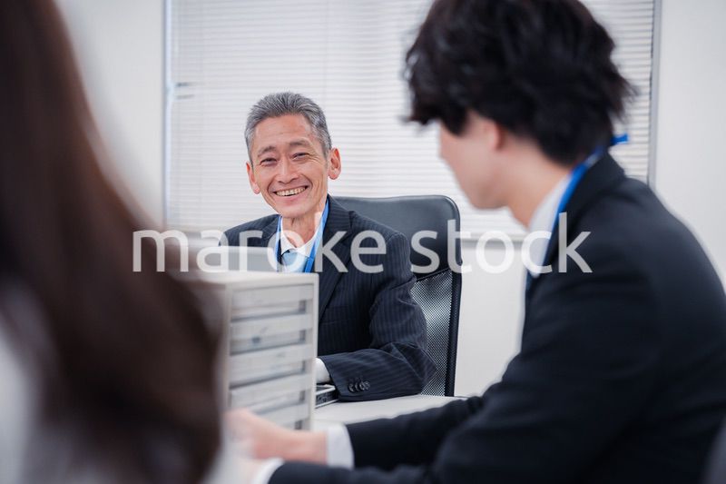 オフィスで働くミドルマネジメントの男性