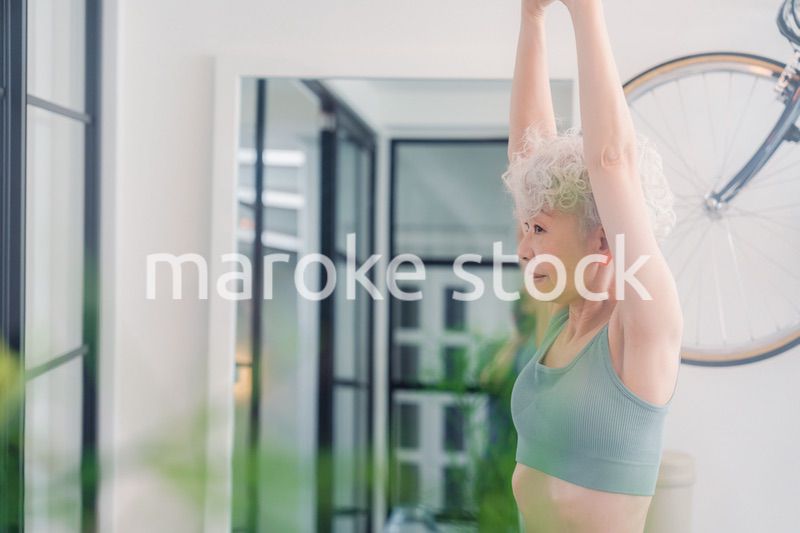 ジムで鍛えるシニアの女性