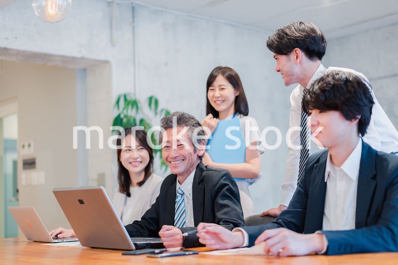 オフィスで楽しく働くビジネスパーソン