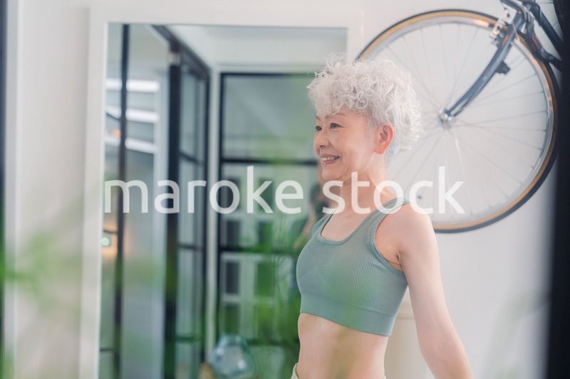 ジムで鍛えるシニアの女性