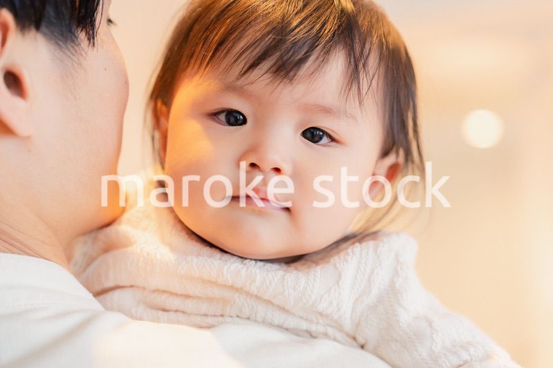 お父さんと家で遊ぶ赤ちゃん