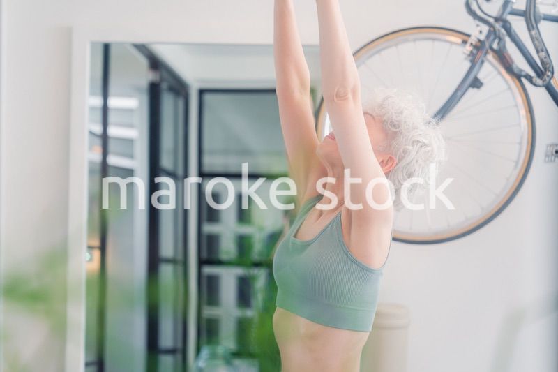 ジムで鍛えるシニアの女性