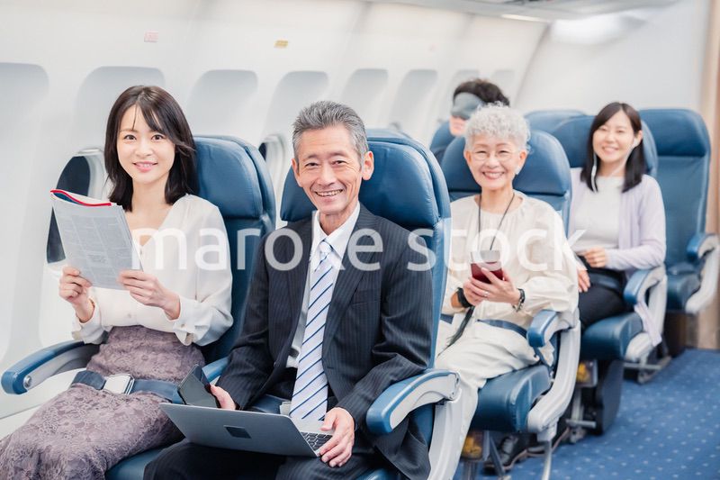 飛行機の機内で過ごす乗客