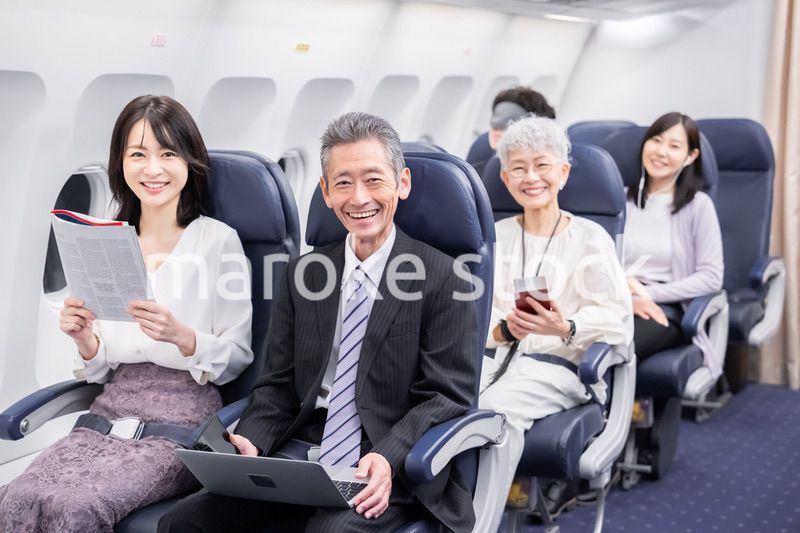 飛行機で移動をする乗客