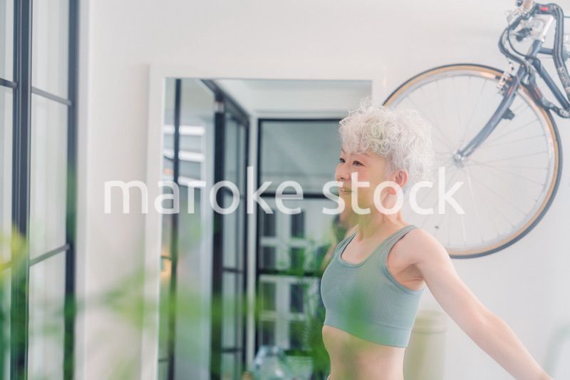 ジムで鍛えるシニアの女性