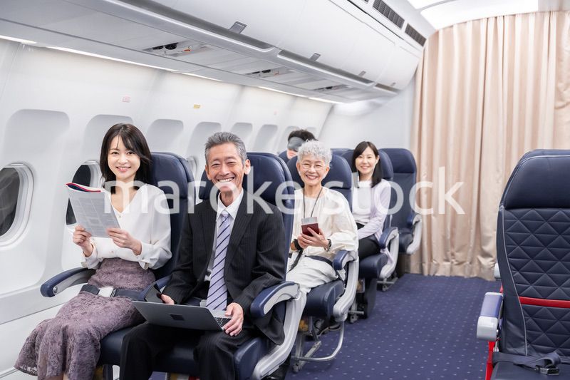 飛行機で移動をする乗客