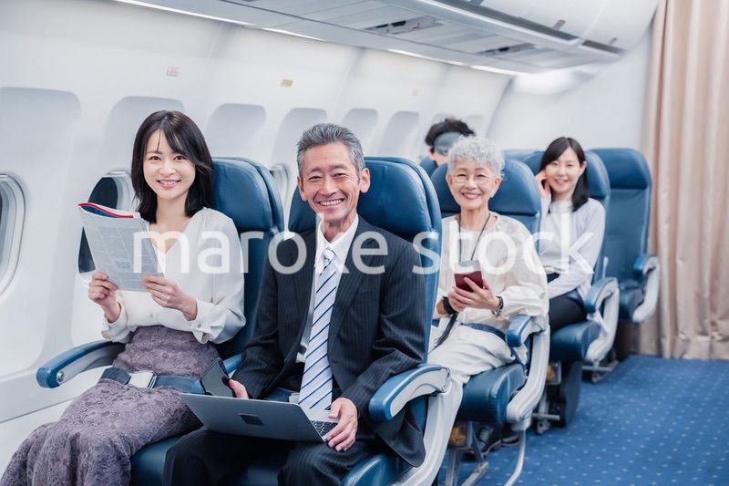飛行機で移動する乗客