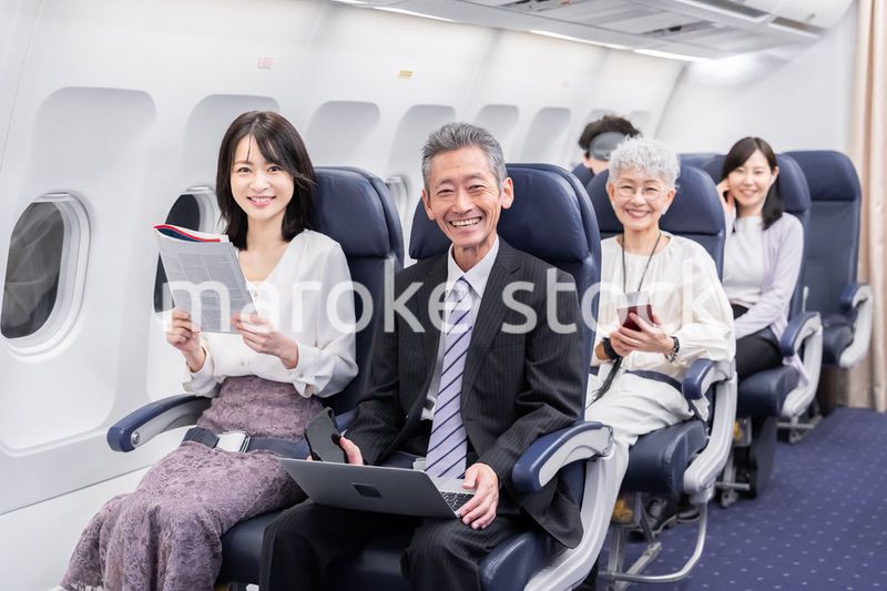 飛行機で移動をする乗客