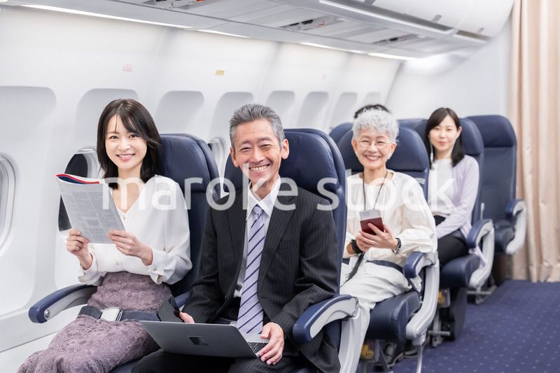 飛行機で移動をする乗客