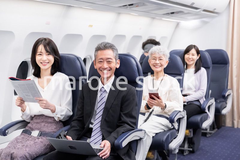 飛行機で移動をする乗客