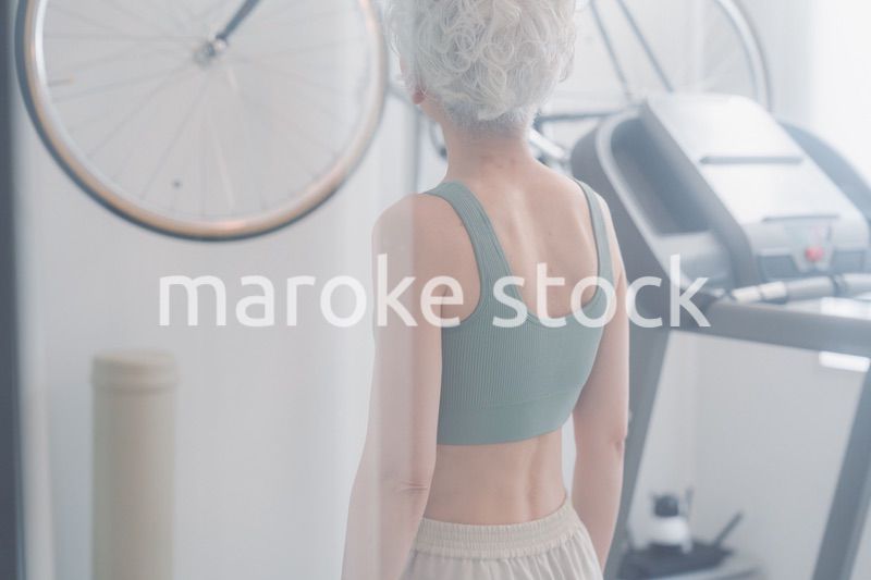 ジムで鍛えるシニアの女性