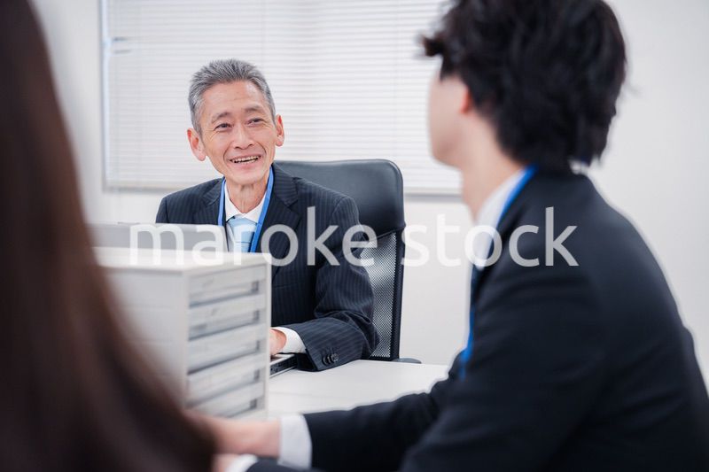 オフィスで働くミドルマネジメントの男性