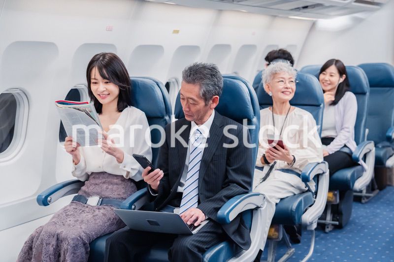 飛行機で移動する乗客