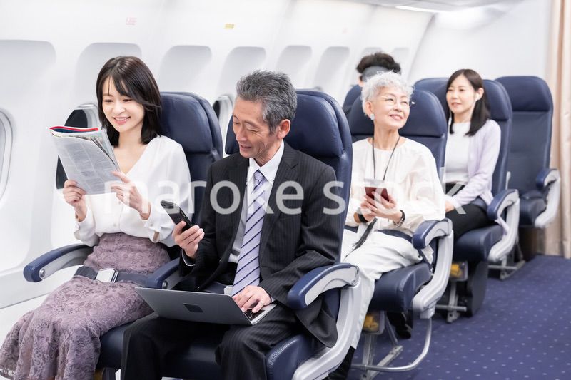 飛行機で移動をする乗客
