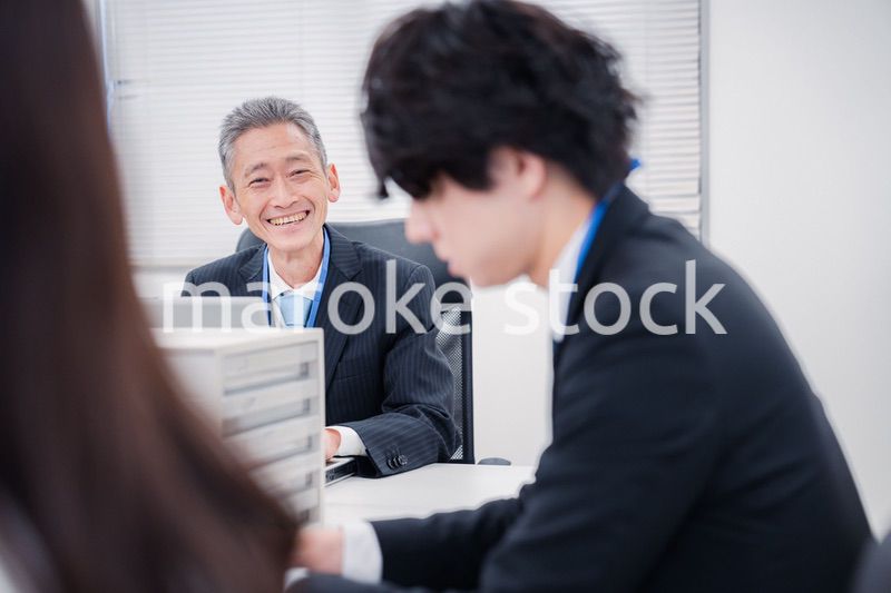 オフィスで働くミドルマネジメントの男性