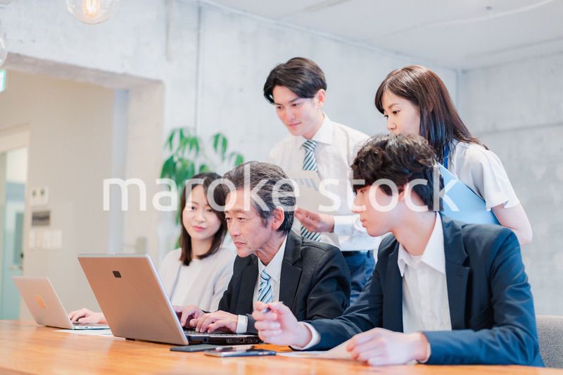 オフィスで楽しく働くビジネスパーソン