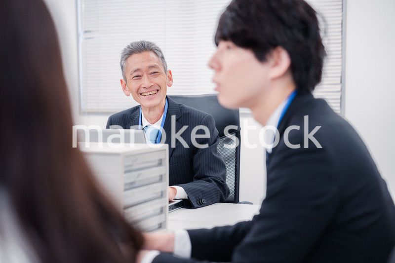 オフィスで働くミドルマネジメントの男性