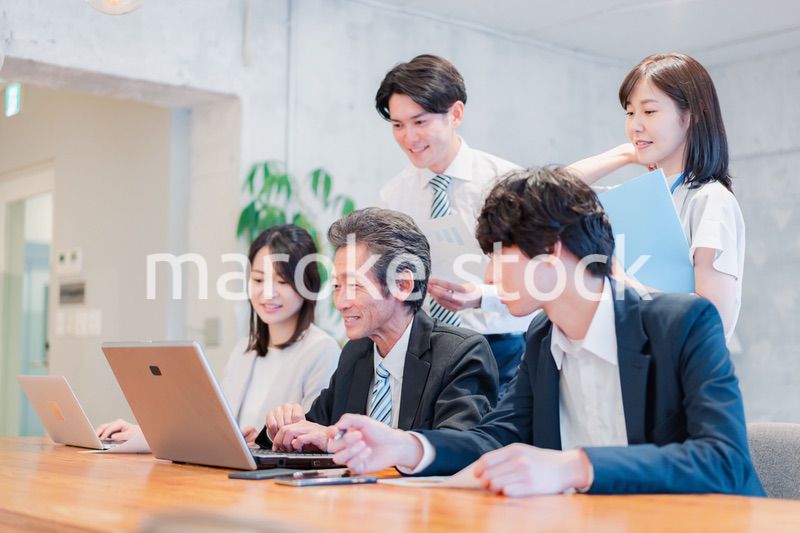 オフィスで楽しく働くビジネスパーソン