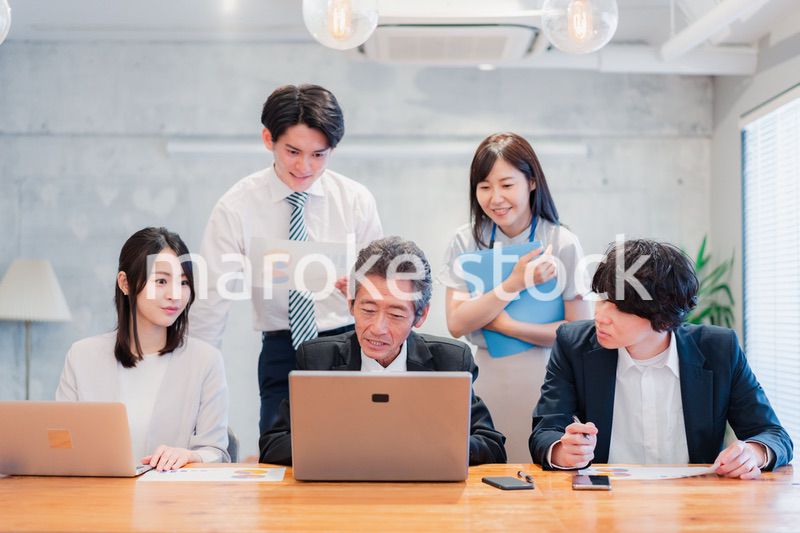 オフィスで楽しく働くビジネスパーソン