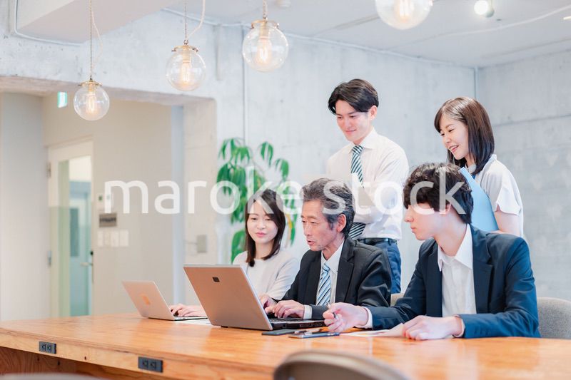 オフィスで楽しく働くビジネスパーソン