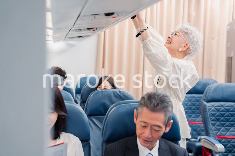 飛行機の機内で過ごす乗客