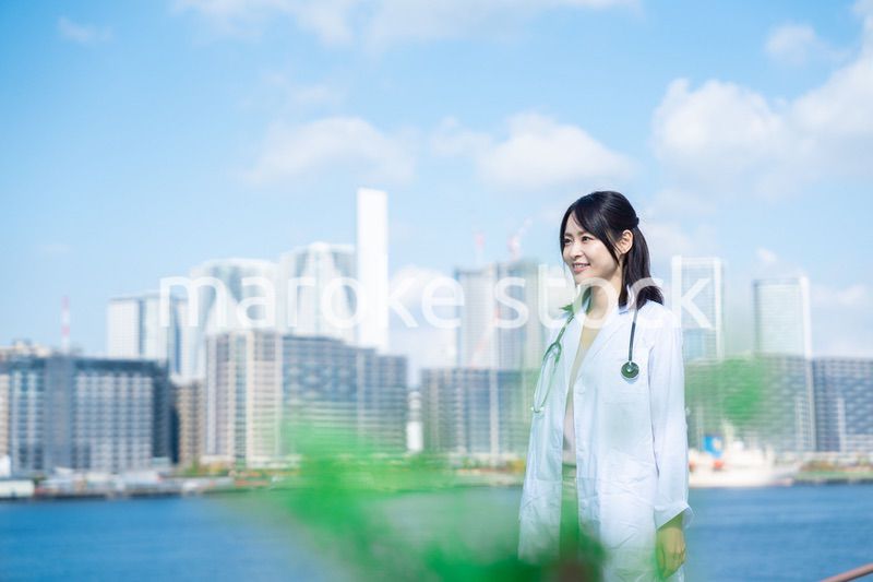 笑顔で外を歩く女性のドクター