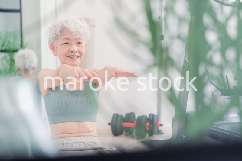 ジムで鍛えるシニアの女性