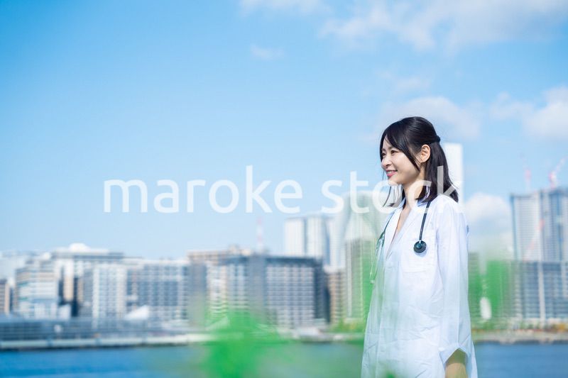 笑顔で外を歩く女性のドクター