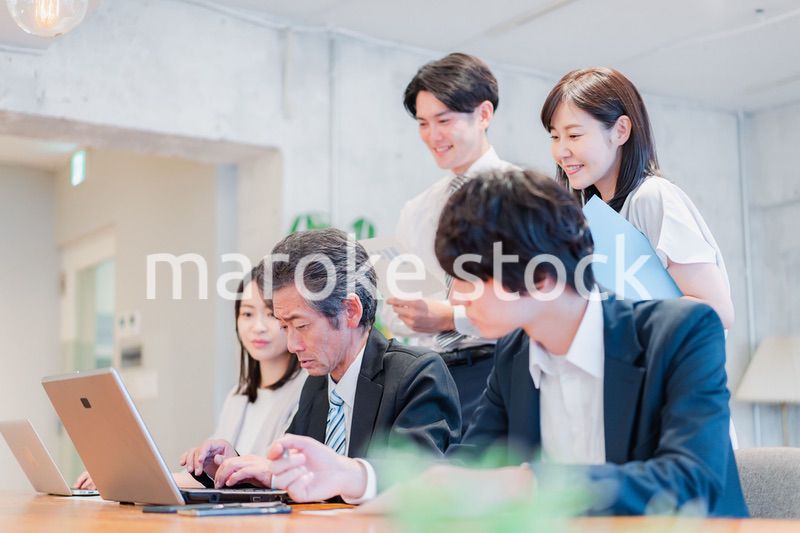 オフィスで楽しく働くビジネスパーソン