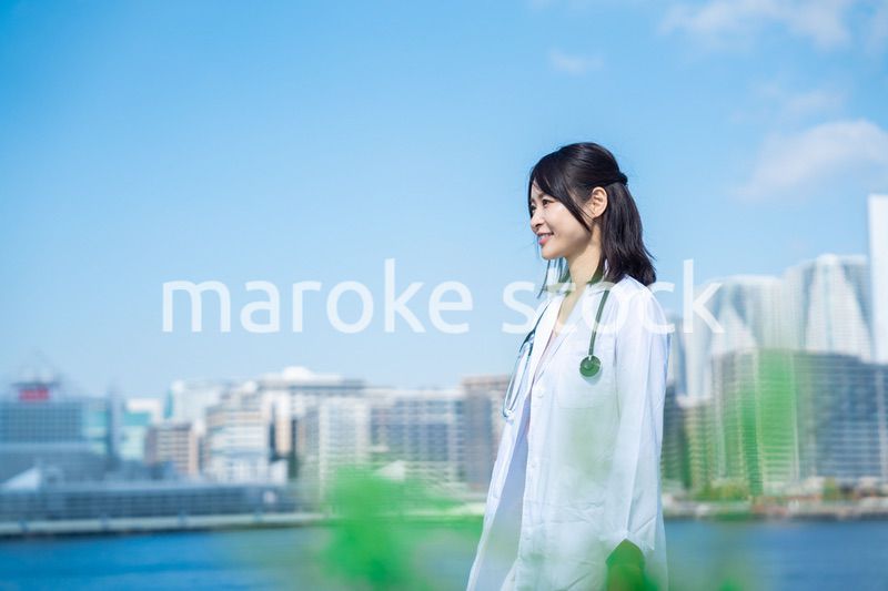 笑顔で外を歩く女性のドクター