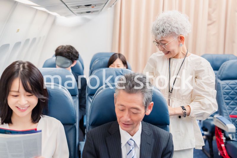 飛行機の機内で過ごす乗客