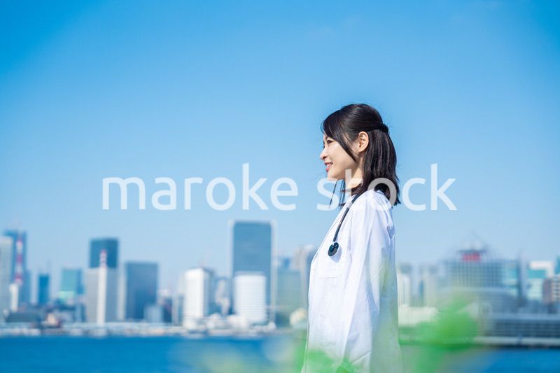 笑顔で外を歩く女性のドクター