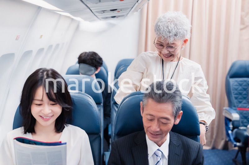 機内持ち込みの荷物を取り出す乗客