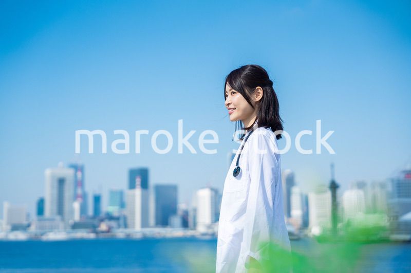 笑顔で外を歩く女性のドクター